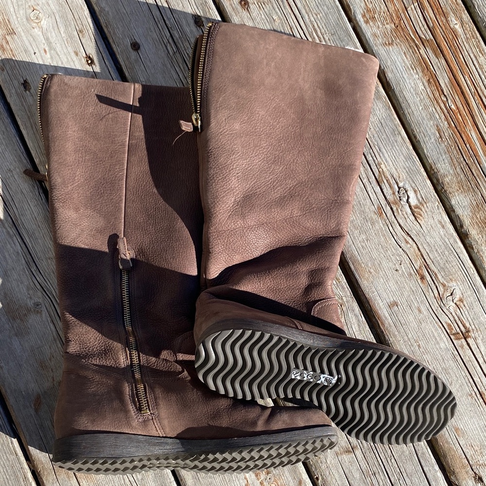Ecco Chocolate Leather Winter Boots. Ecco